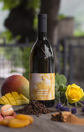 Questi vini sono ottenuti da vitigni tipici altoatesini; due vigneti singoli sono protetti dalla denominazione “Vigna”.